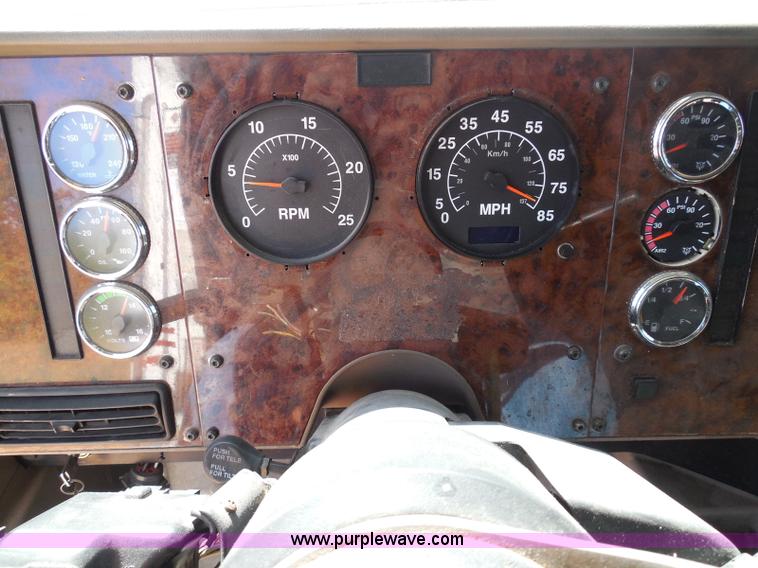 image for item I3352 2005 International 9400i semi truck