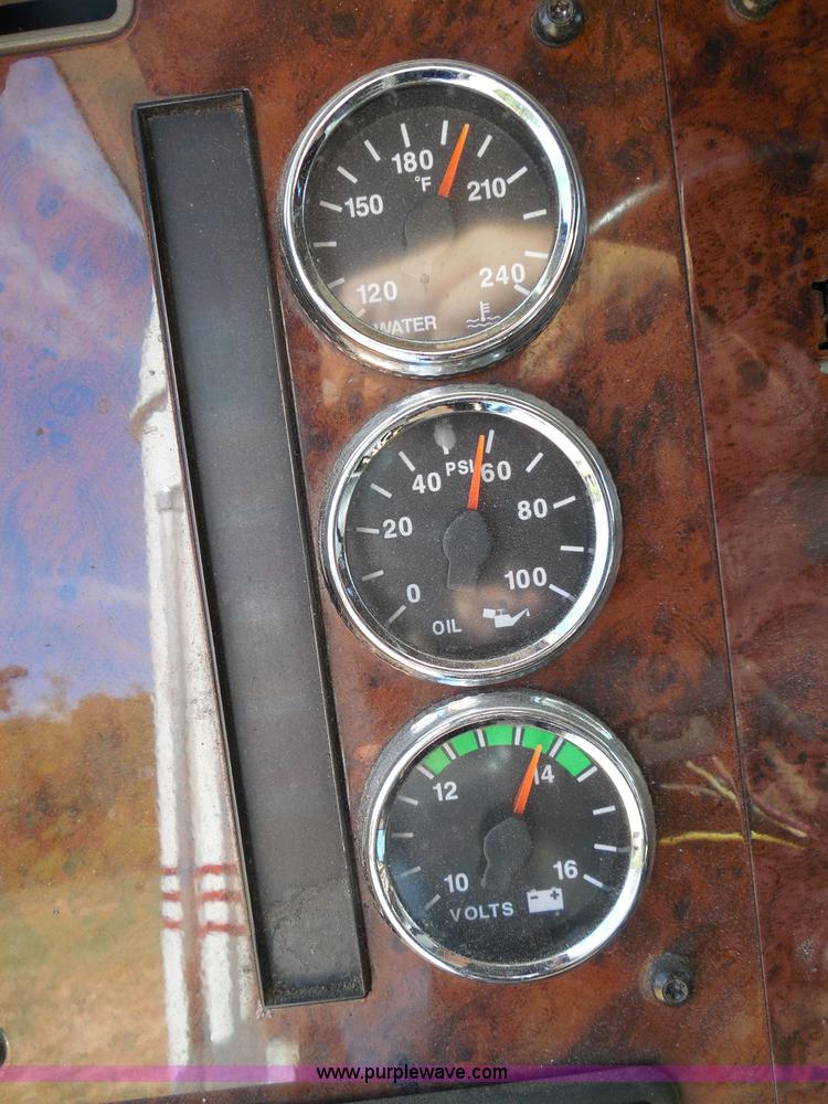 image for item I3352 2005 International 9400i semi truck