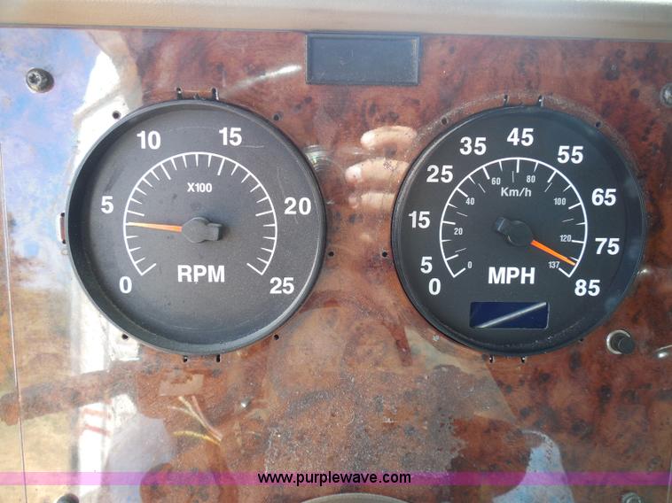 image for item I3352 2005 International 9400i semi truck