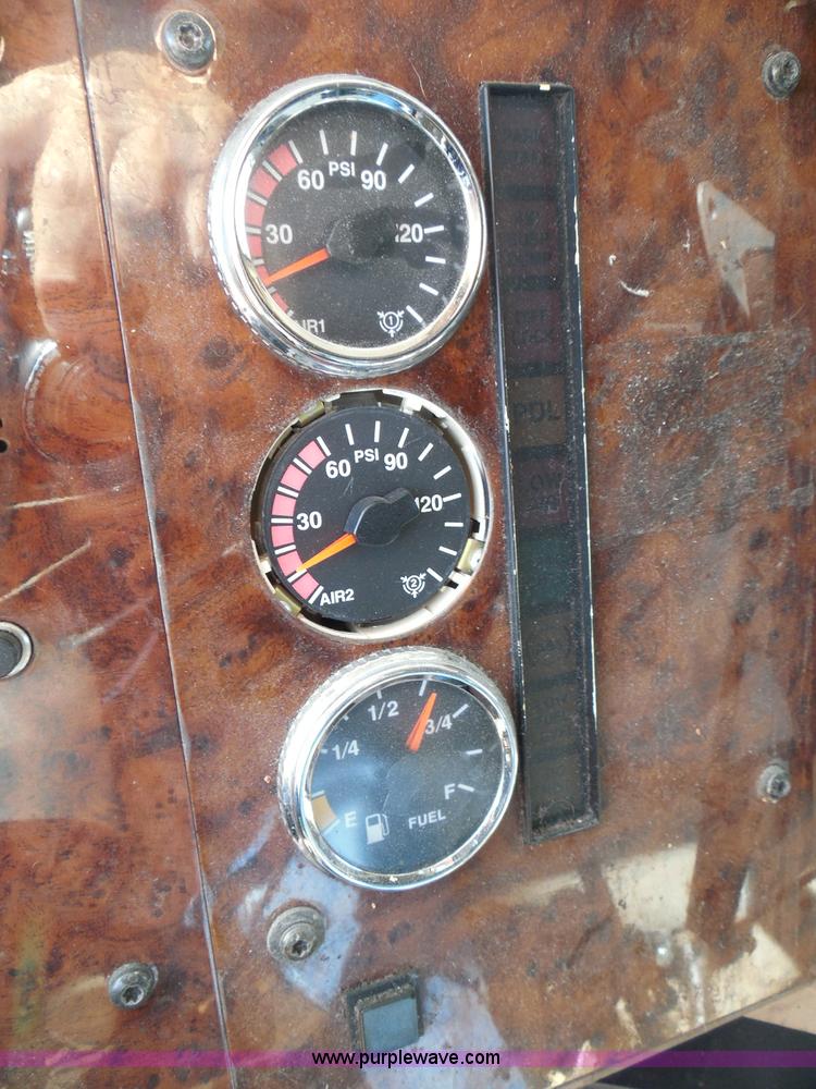 image for item I3352 2005 International 9400i semi truck