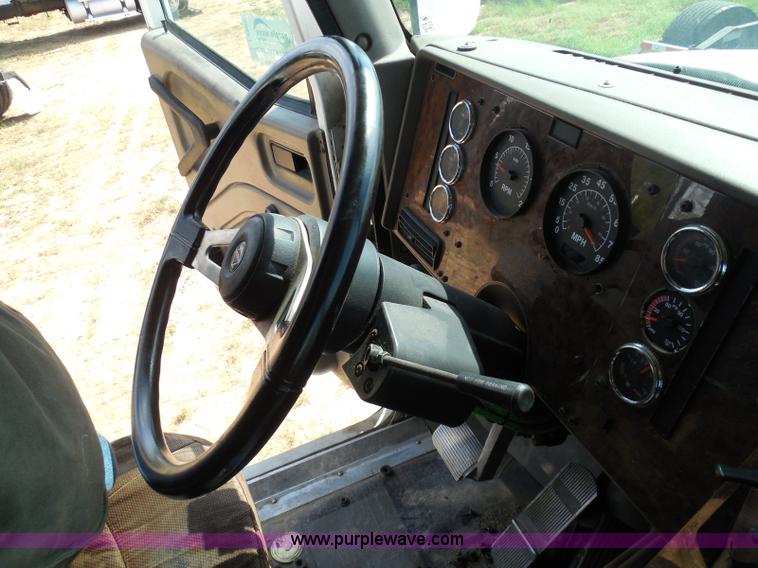 image for item I3352 2005 International 9400i semi truck