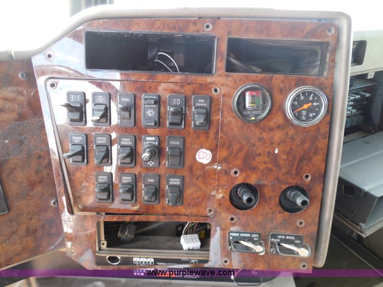 image for item I3352 2005 International 9400i semi truck