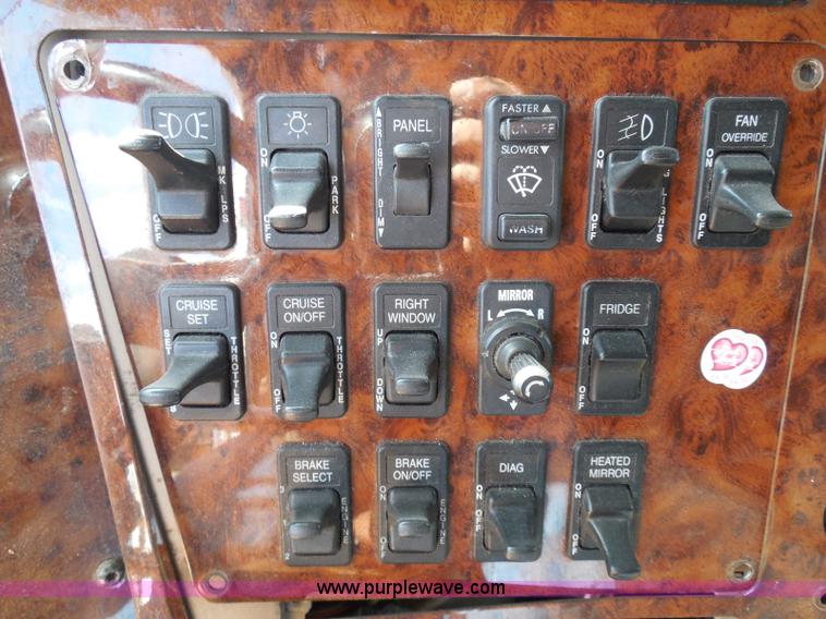 image for item I3352 2005 International 9400i semi truck