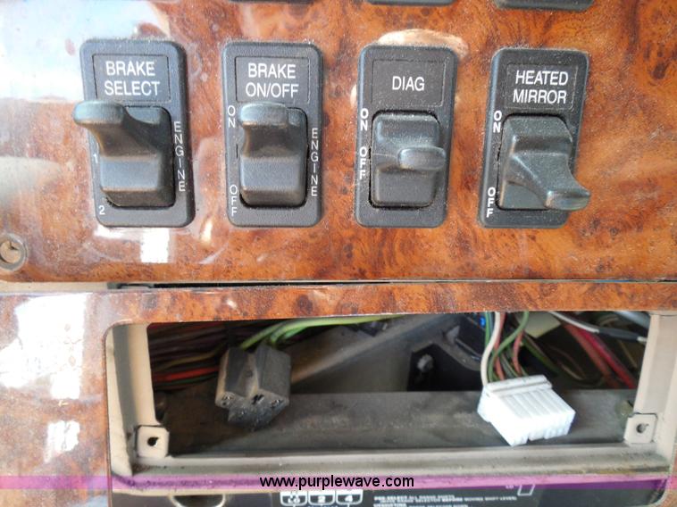 image for item I3352 2005 International 9400i semi truck