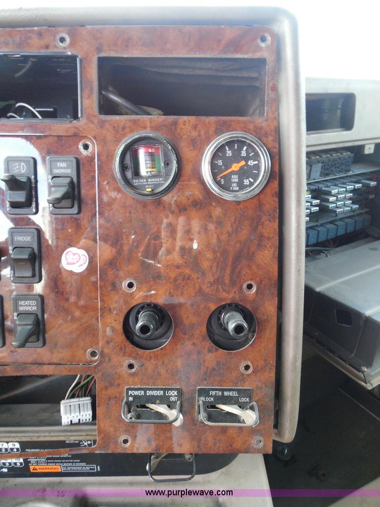 image for item I3352 2005 International 9400i semi truck