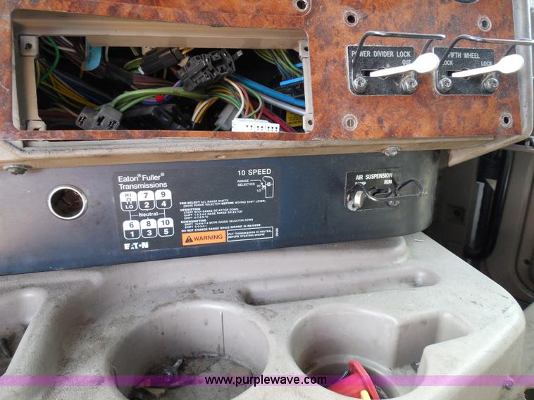 image for item I3352 2005 International 9400i semi truck