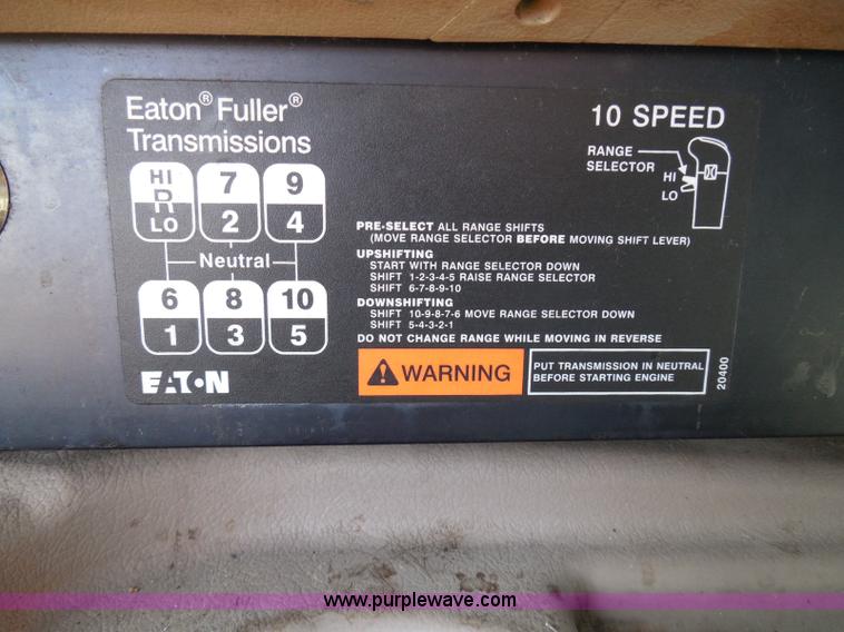 image for item I3352 2005 International 9400i semi truck