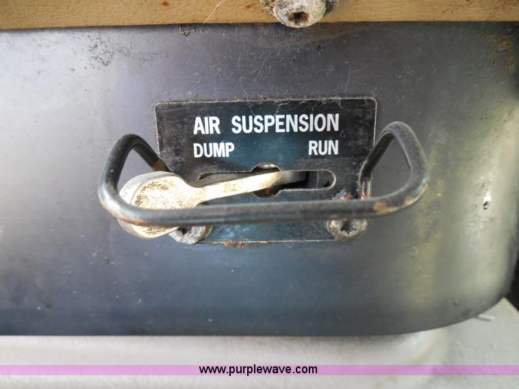 image for item I3352 2005 International 9400i semi truck