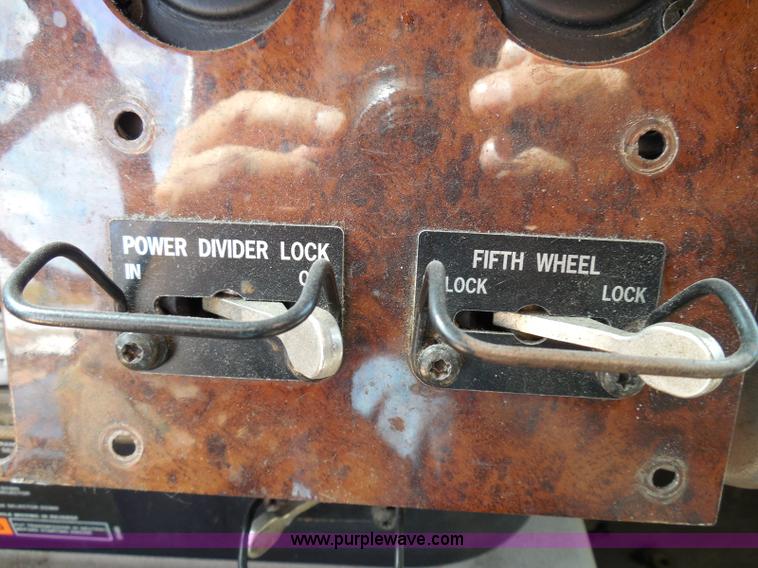 image for item I3352 2005 International 9400i semi truck