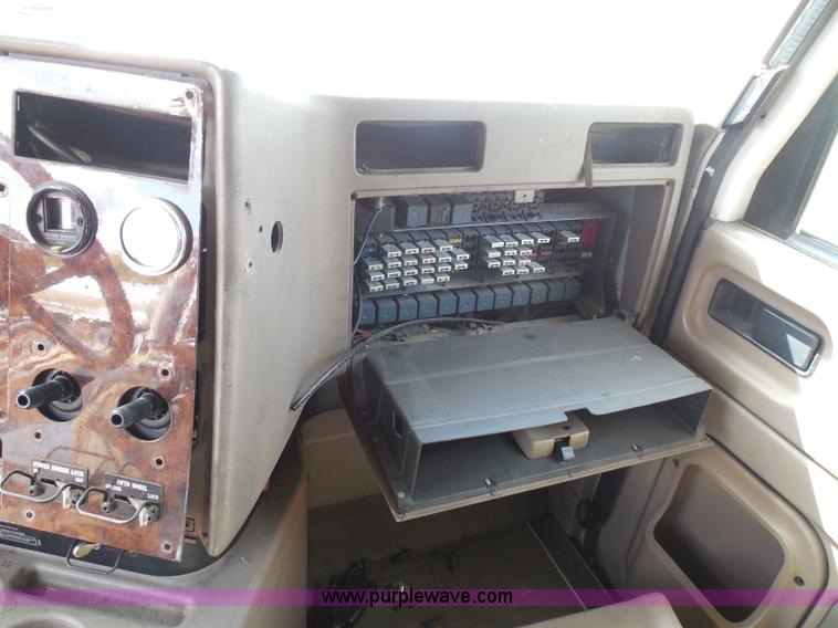 image for item I3352 2005 International 9400i semi truck