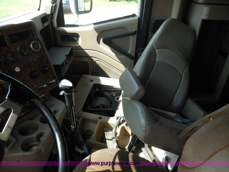 image for item I3352 2005 International 9400i semi truck