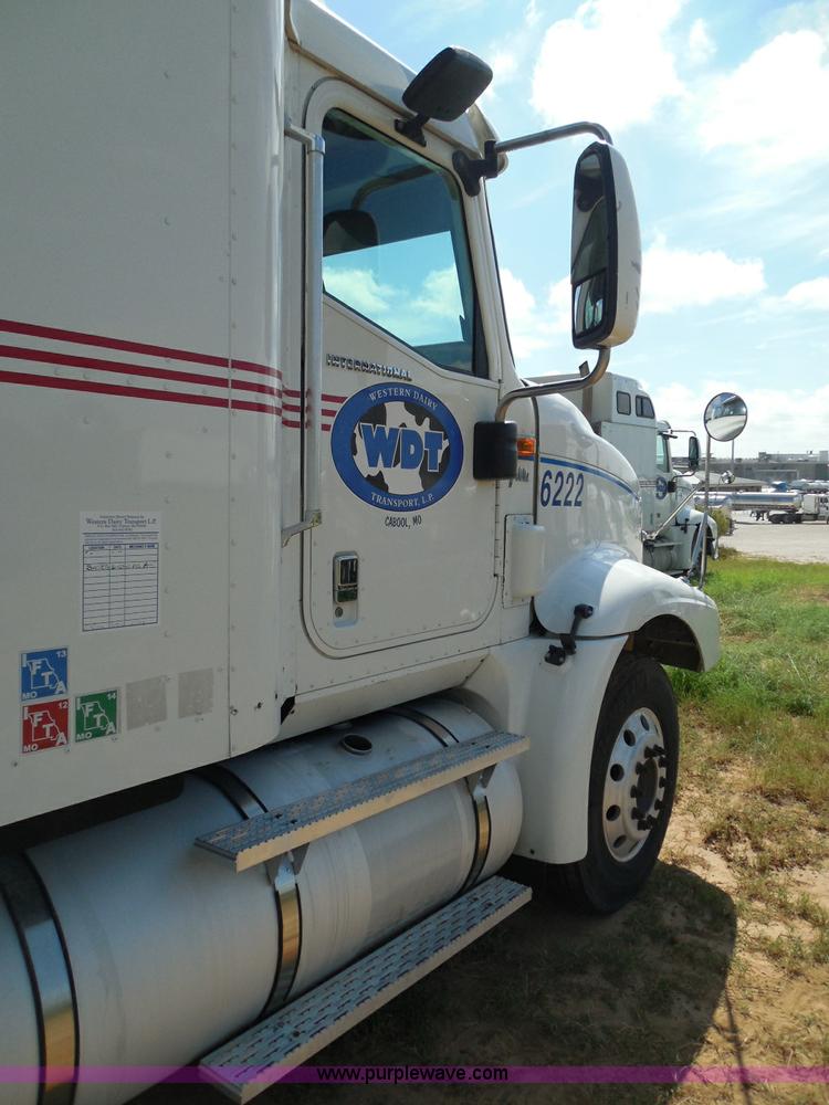 image for item I3352 2005 International 9400i semi truck