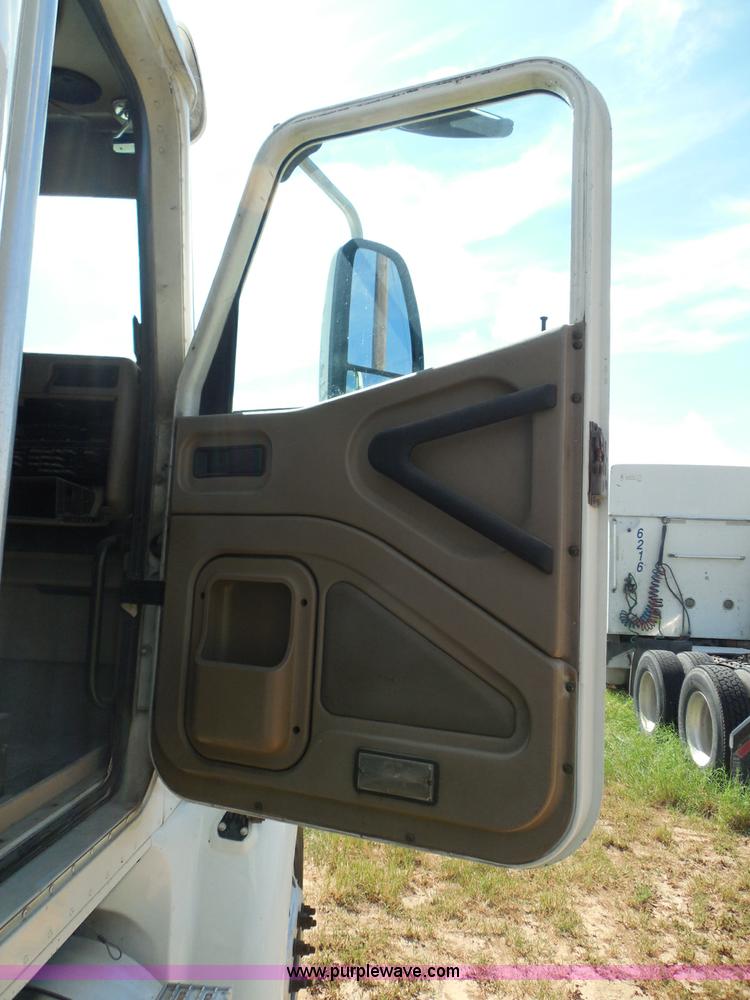 image for item I3352 2005 International 9400i semi truck