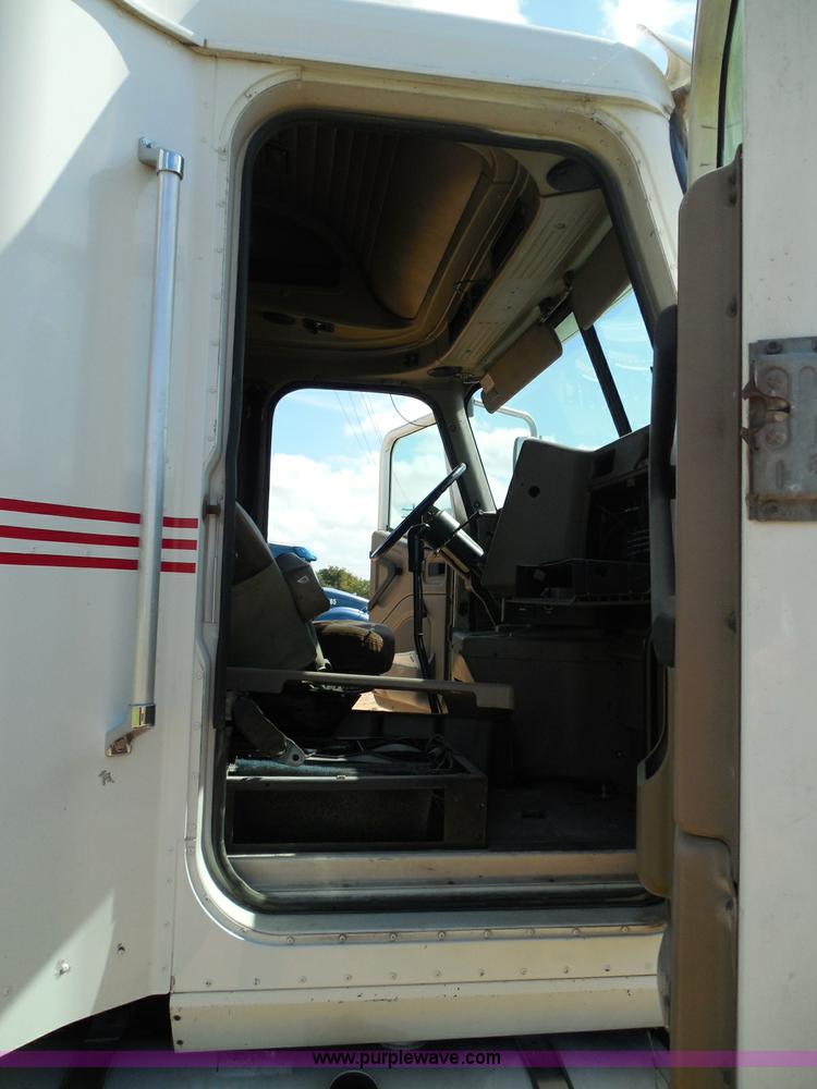 image for item I3352 2005 International 9400i semi truck