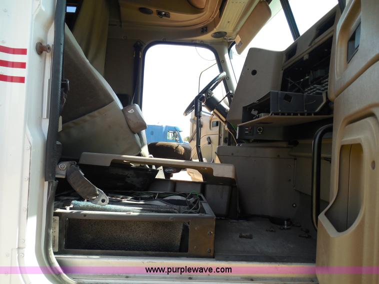 image for item I3352 2005 International 9400i semi truck