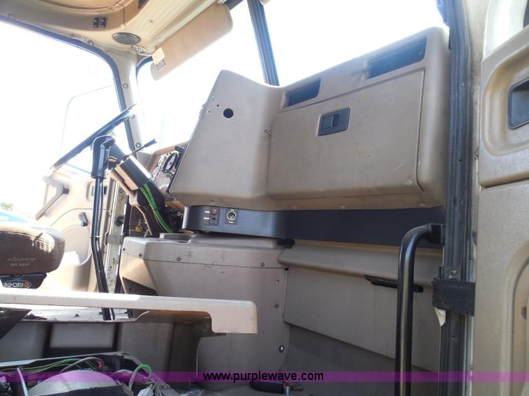 image for item I3352 2005 International 9400i semi truck