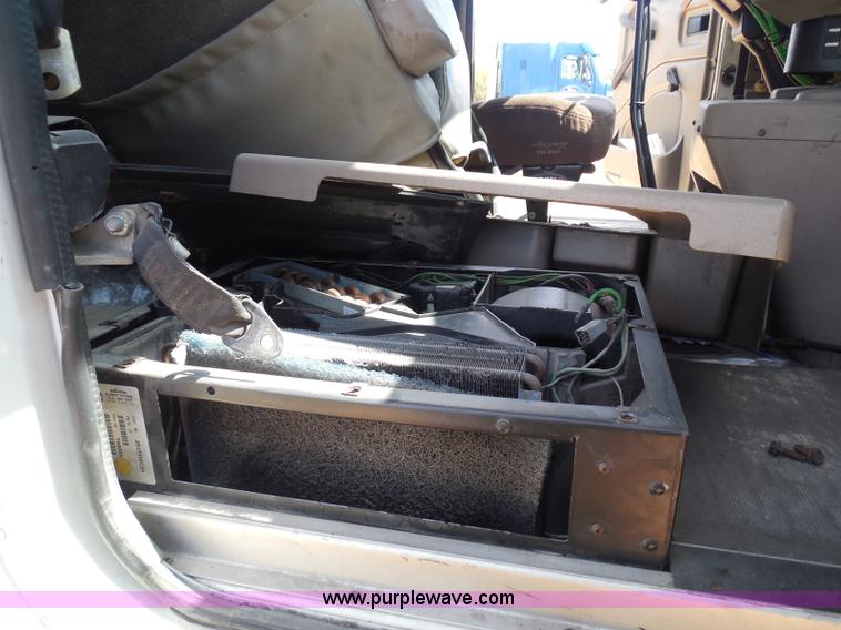 image for item I3352 2005 International 9400i semi truck