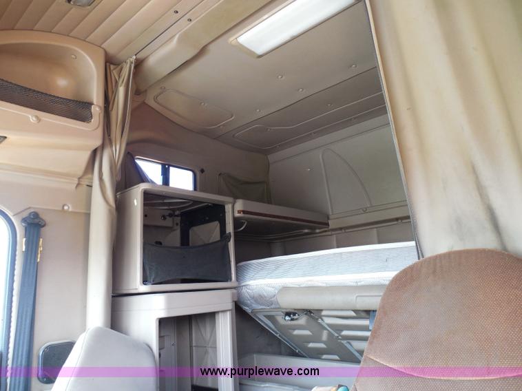 image for item I3352 2005 International 9400i semi truck