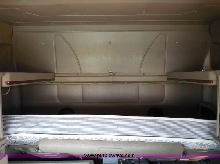 image for item I3352 2005 International 9400i semi truck