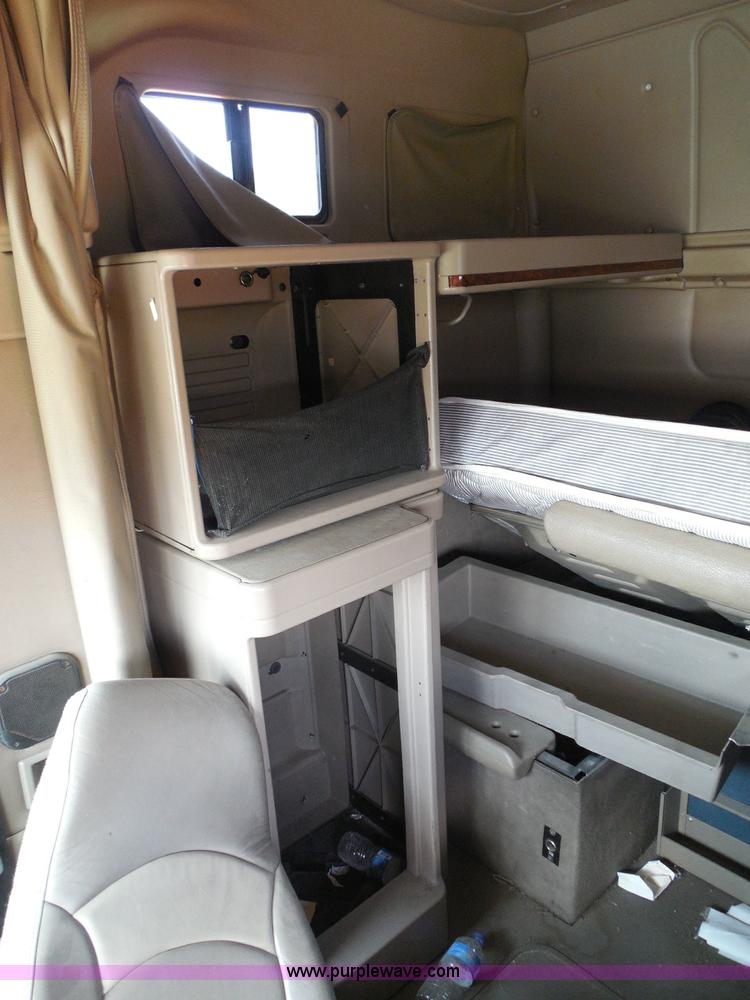 image for item I3352 2005 International 9400i semi truck