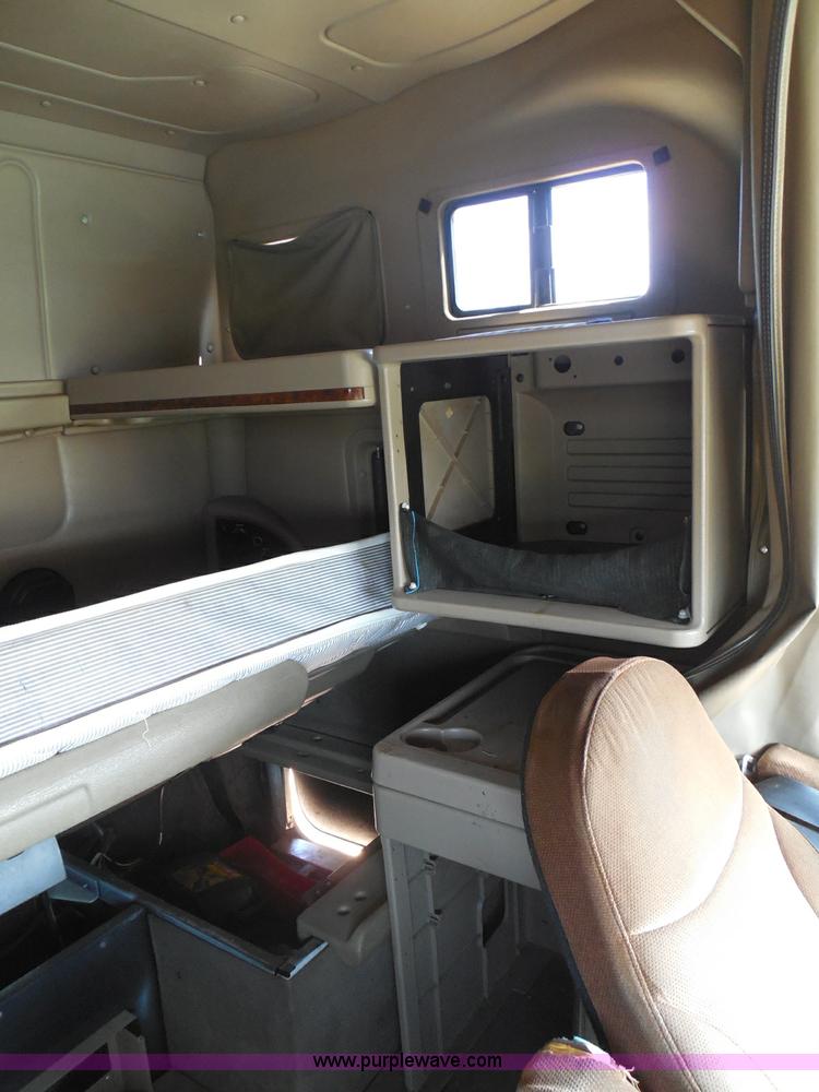 image for item I3352 2005 International 9400i semi truck