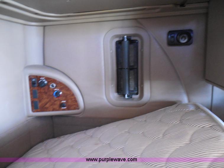 image for item I3352 2005 International 9400i semi truck