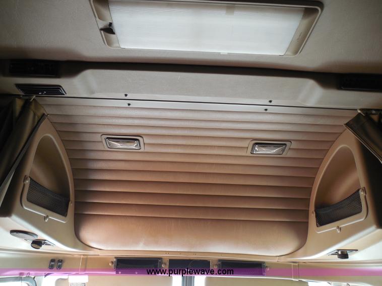 image for item I3352 2005 International 9400i semi truck