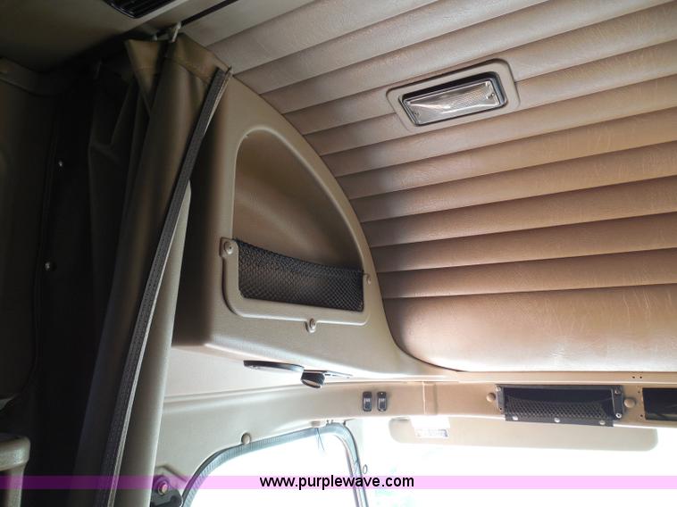 image for item I3352 2005 International 9400i semi truck