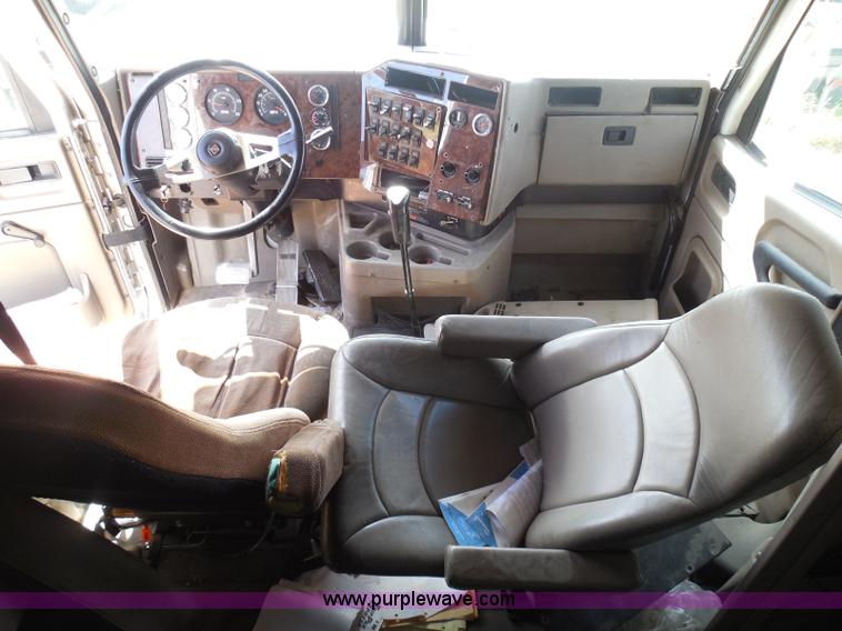 image for item I3352 2005 International 9400i semi truck