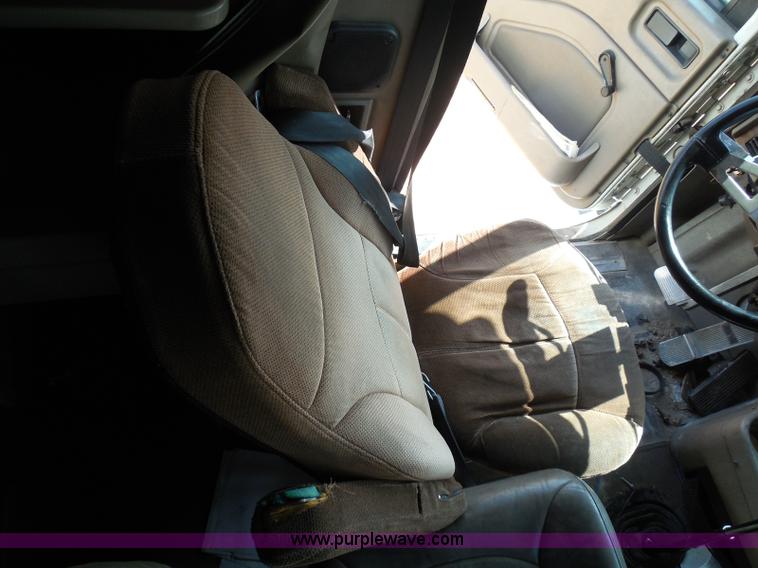 image for item I3352 2005 International 9400i semi truck