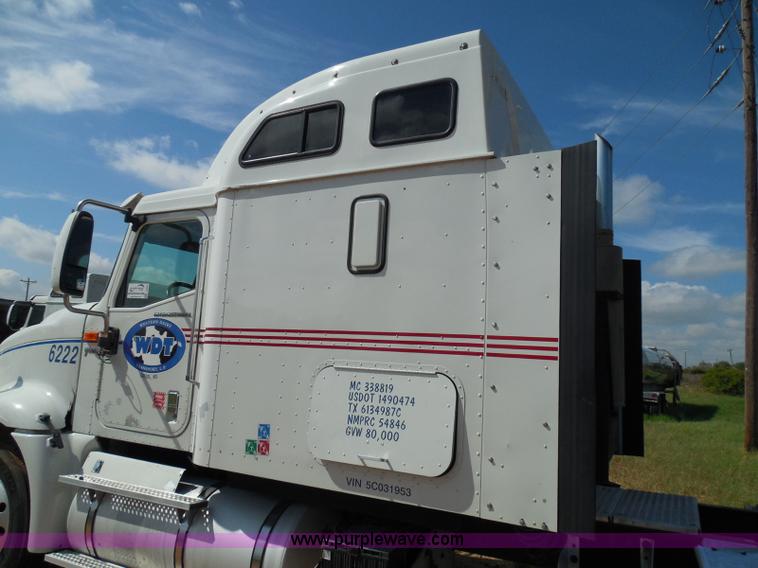 image for item I3352 2005 International 9400i semi truck