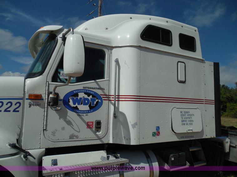 image for item I3352 2005 International 9400i semi truck