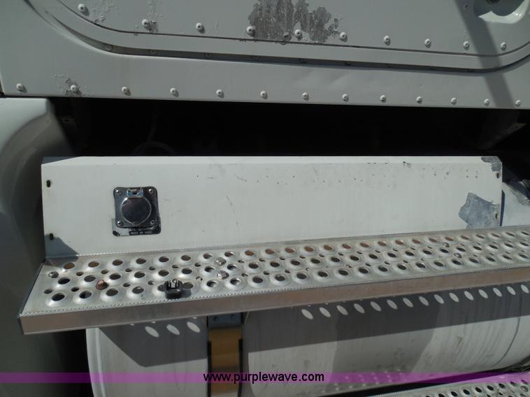 image for item I3352 2005 International 9400i semi truck