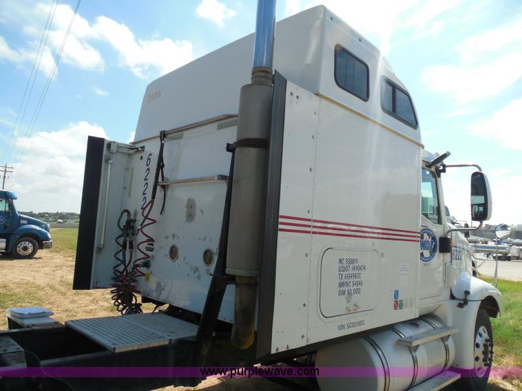 image for item I3352 2005 International 9400i semi truck