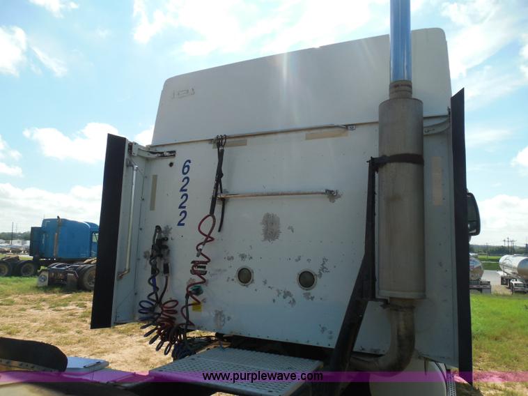 image for item I3352 2005 International 9400i semi truck