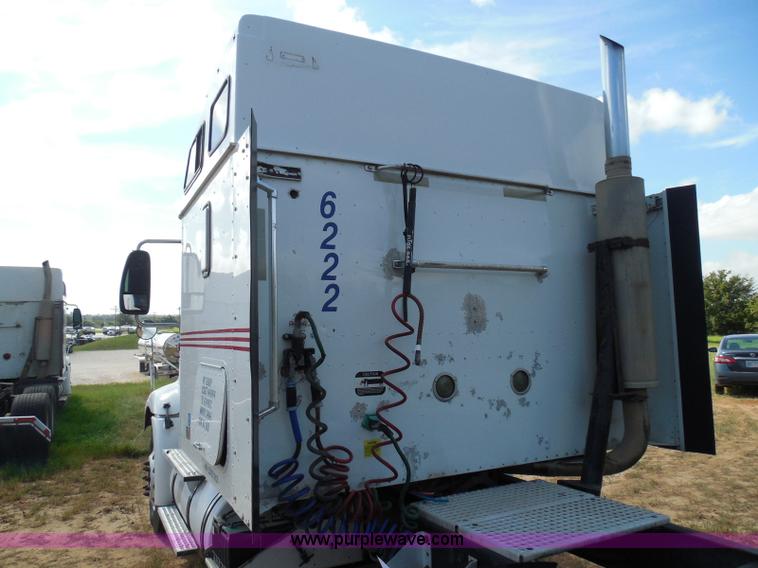 image for item I3352 2005 International 9400i semi truck