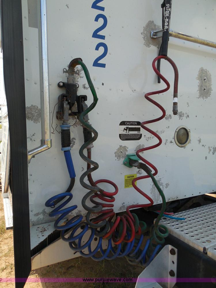 image for item I3352 2005 International 9400i semi truck