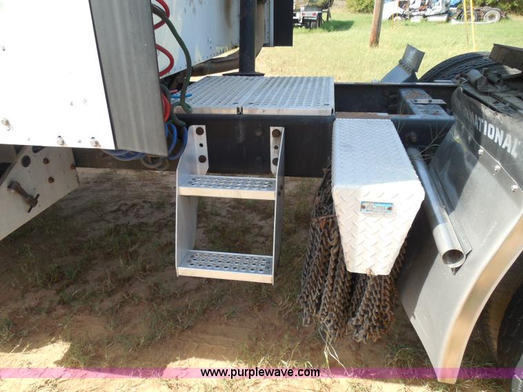 image for item I3352 2005 International 9400i semi truck