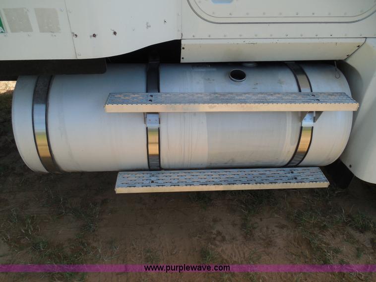 image for item I3352 2005 International 9400i semi truck