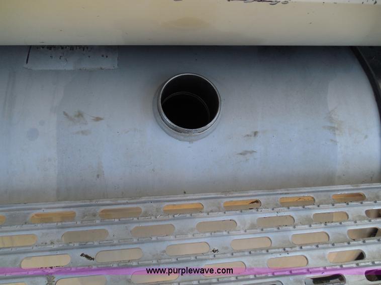 image for item I3352 2005 International 9400i semi truck