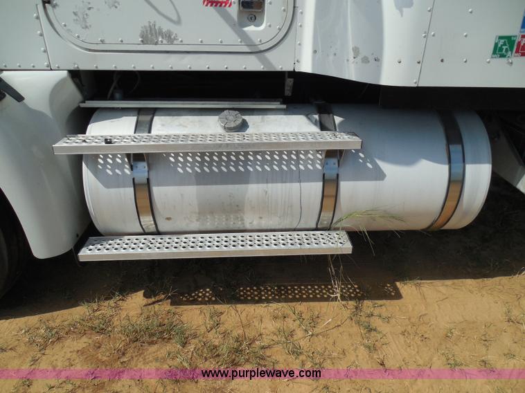 image for item I3352 2005 International 9400i semi truck