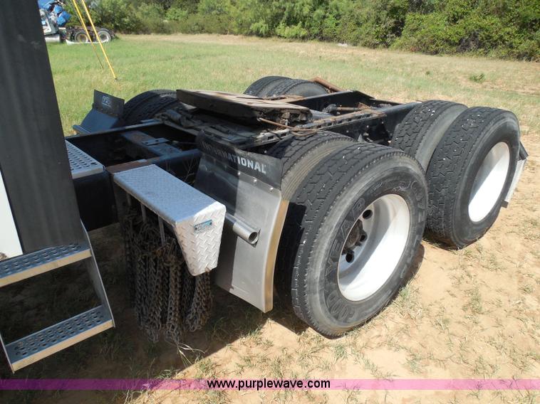 image for item I3352 2005 International 9400i semi truck