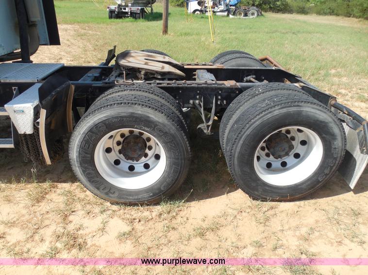 image for item I3352 2005 International 9400i semi truck