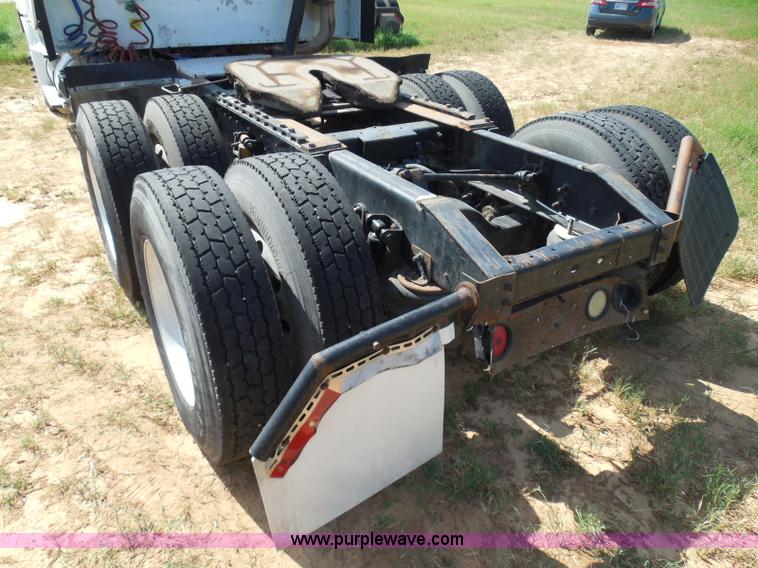 image for item I3352 2005 International 9400i semi truck