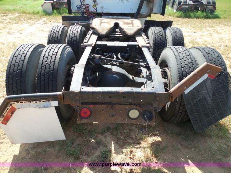 image for item I3352 2005 International 9400i semi truck