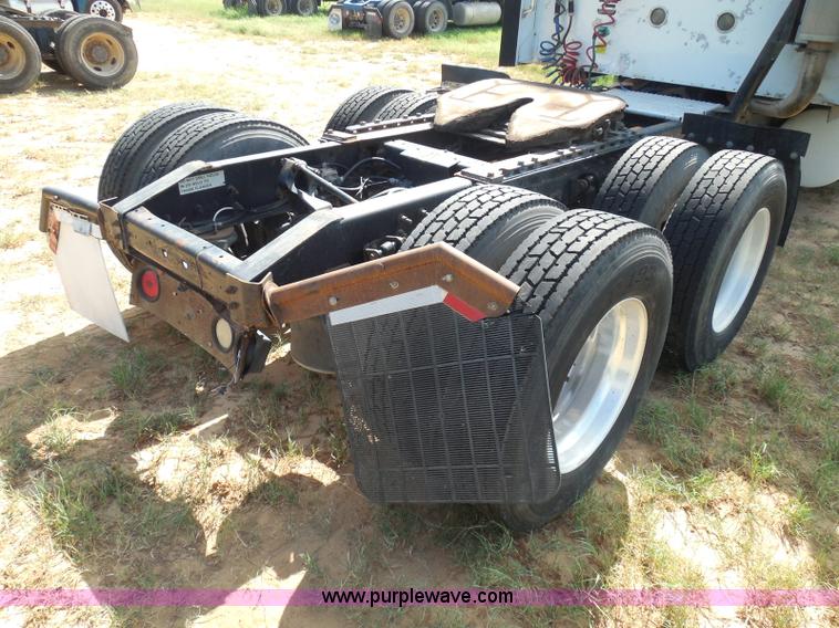 image for item I3352 2005 International 9400i semi truck