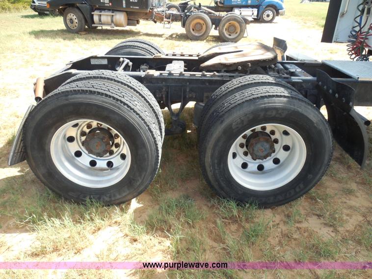 image for item I3352 2005 International 9400i semi truck