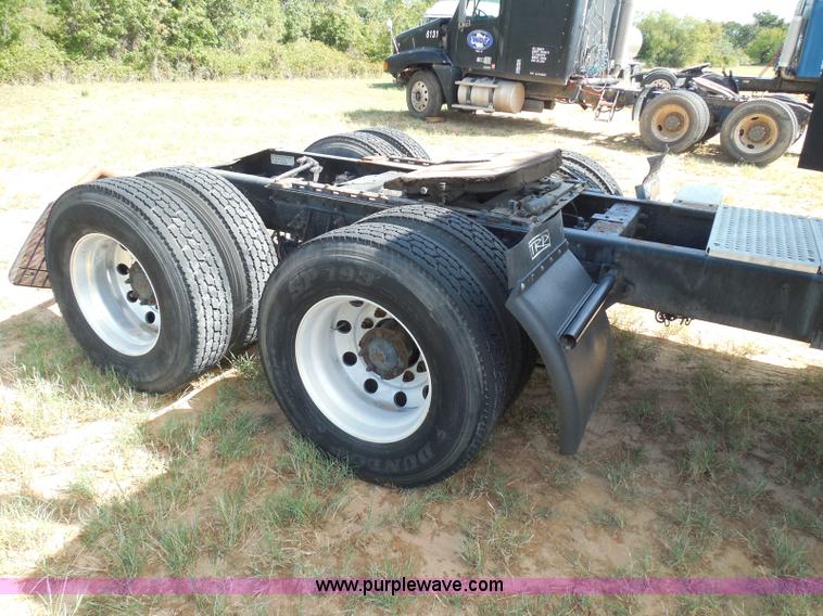 image for item I3352 2005 International 9400i semi truck