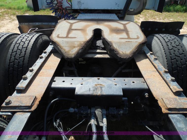 image for item I3352 2005 International 9400i semi truck