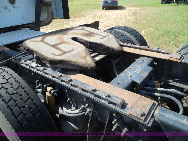 image for item I3352 2005 International 9400i semi truck